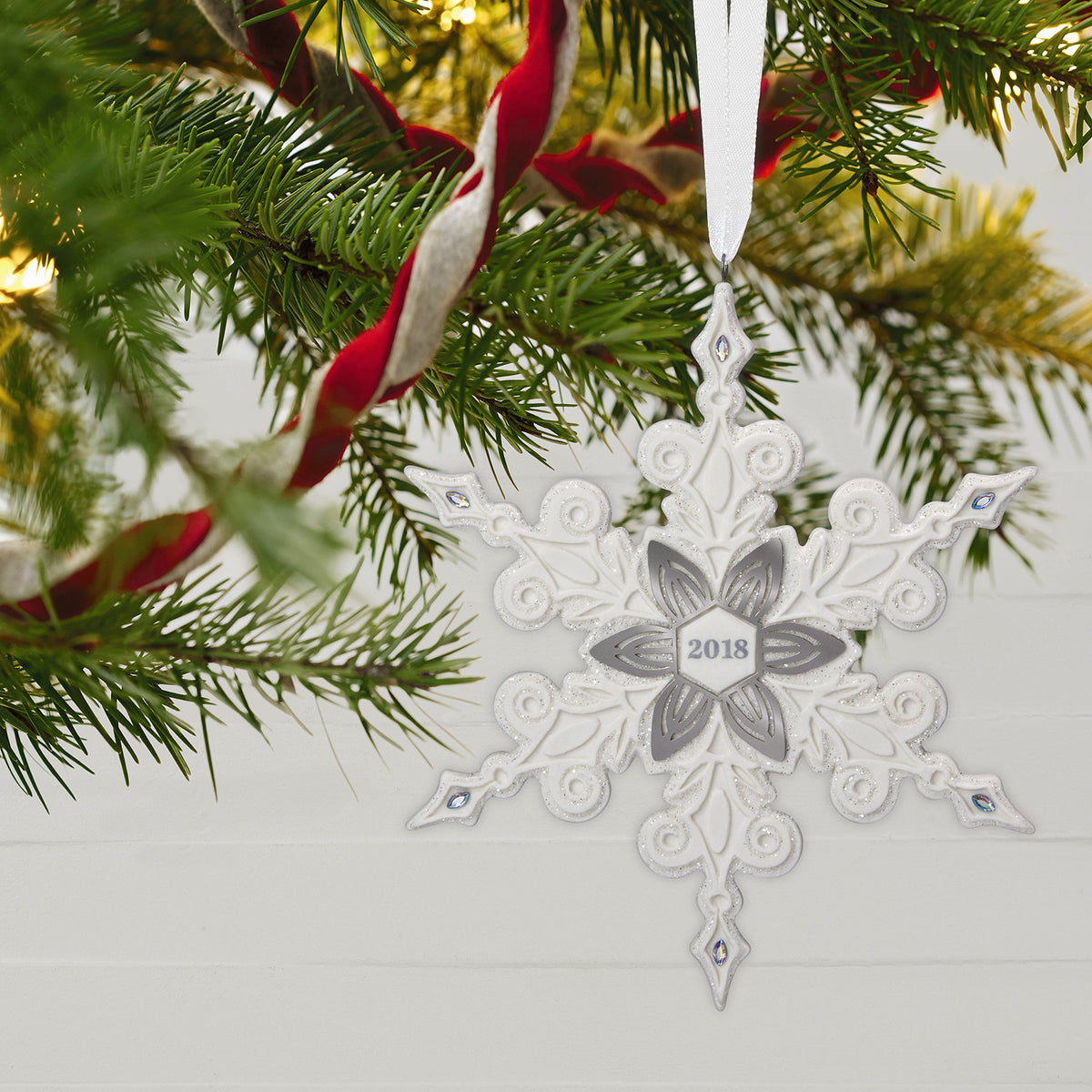 Porcelain Snowflake Christmas Ornament H8033